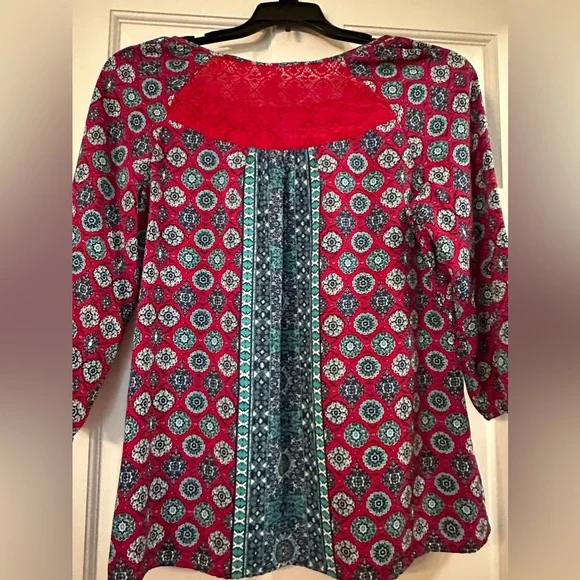 Red camel Medium colorful lace detail at top blouse.  3/4 length sleeves. - Picture 4 of 5